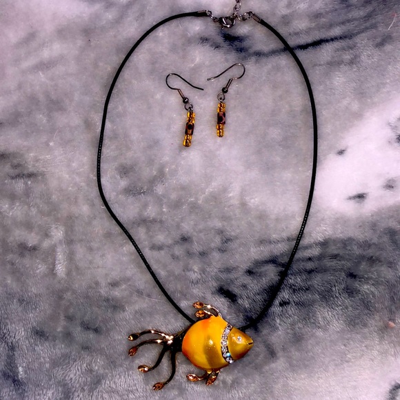 Goldtone enameled pendant fish with 8 rhinestones just over 1 inch size pendant. - Picture 1 of 5